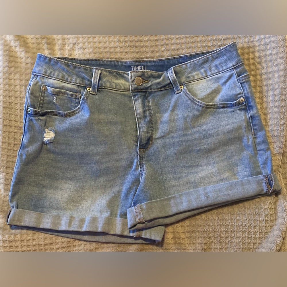 Summertime vibe 🌈Time and Tru denim chambray shorts size 12